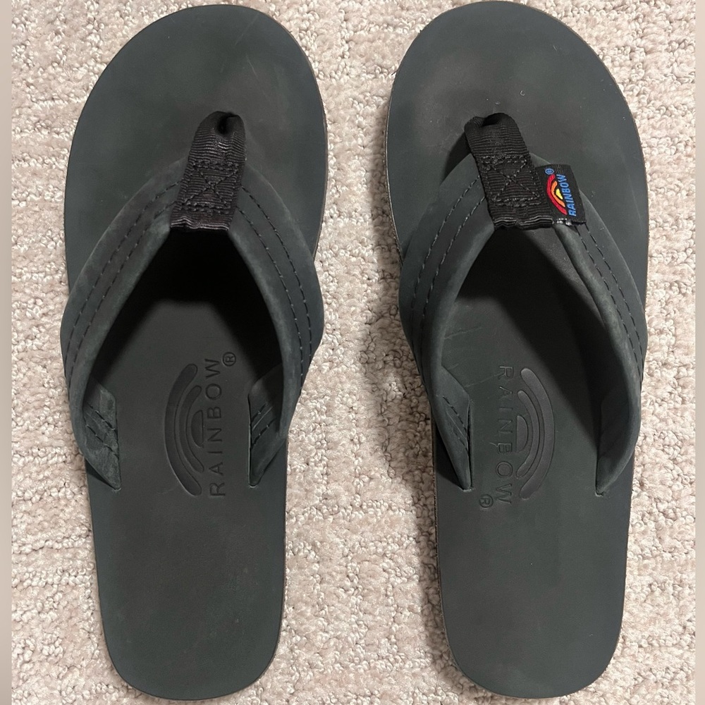 Women’s medium 6.5-7.5.  brand spankin’ new as of April 2023.